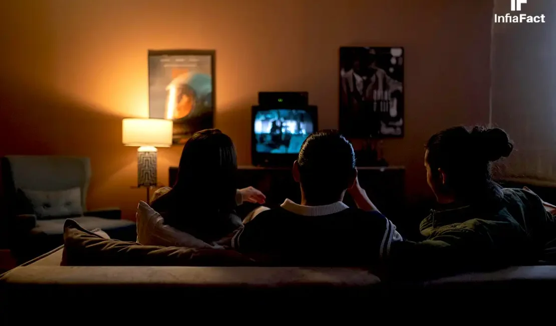 Nonton film bersama teman