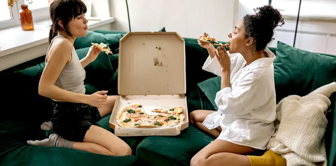 Menikmati Pizza Bersama Teman