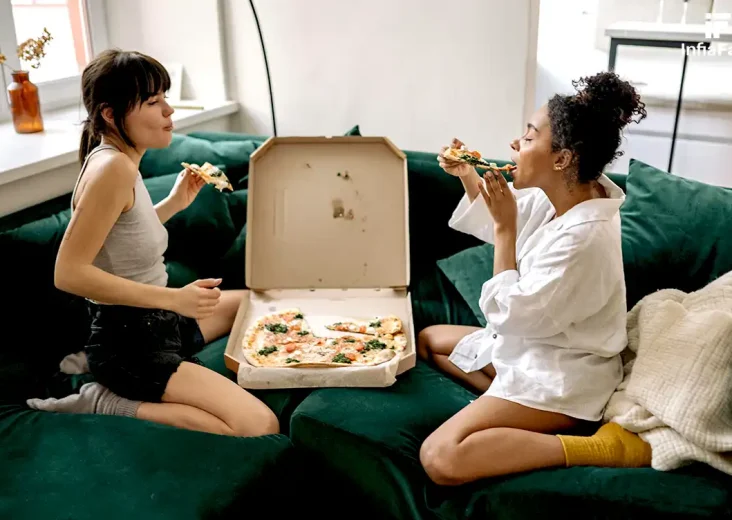 Menikmati Pizza Bersama Teman