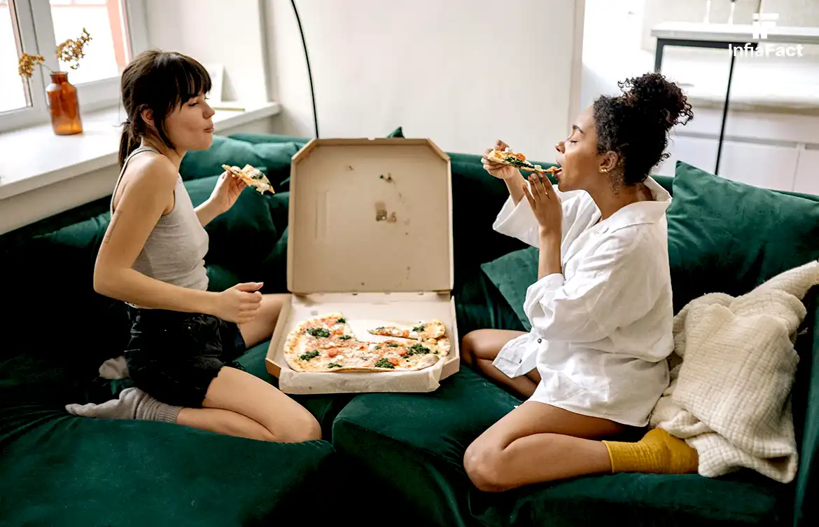 Menikmati Pizza Bersama Teman